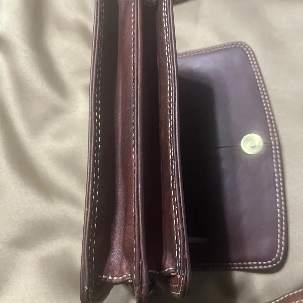 Elegant Rugged Earth Medium Brown Leather Crossbody Bag Adjustable Strap
